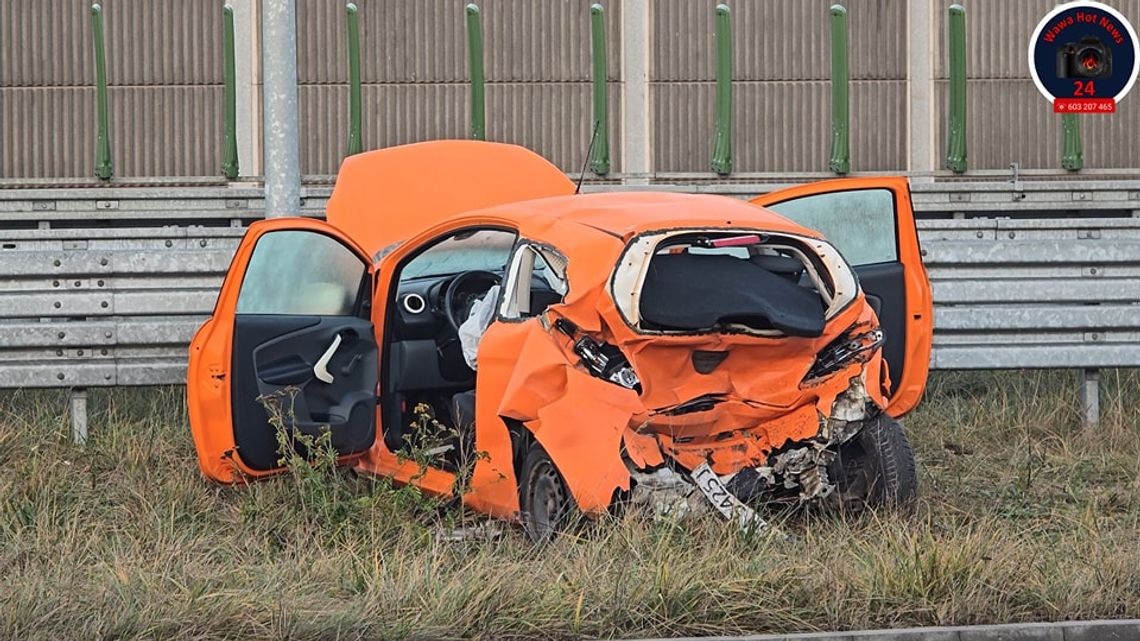 Awaria busa marki Citroën, który zatrzymał się na pasie zjazdowym, zapoczątkowała łańcuch wydarzeń prowadzący do kolizji trzech pojazdów.