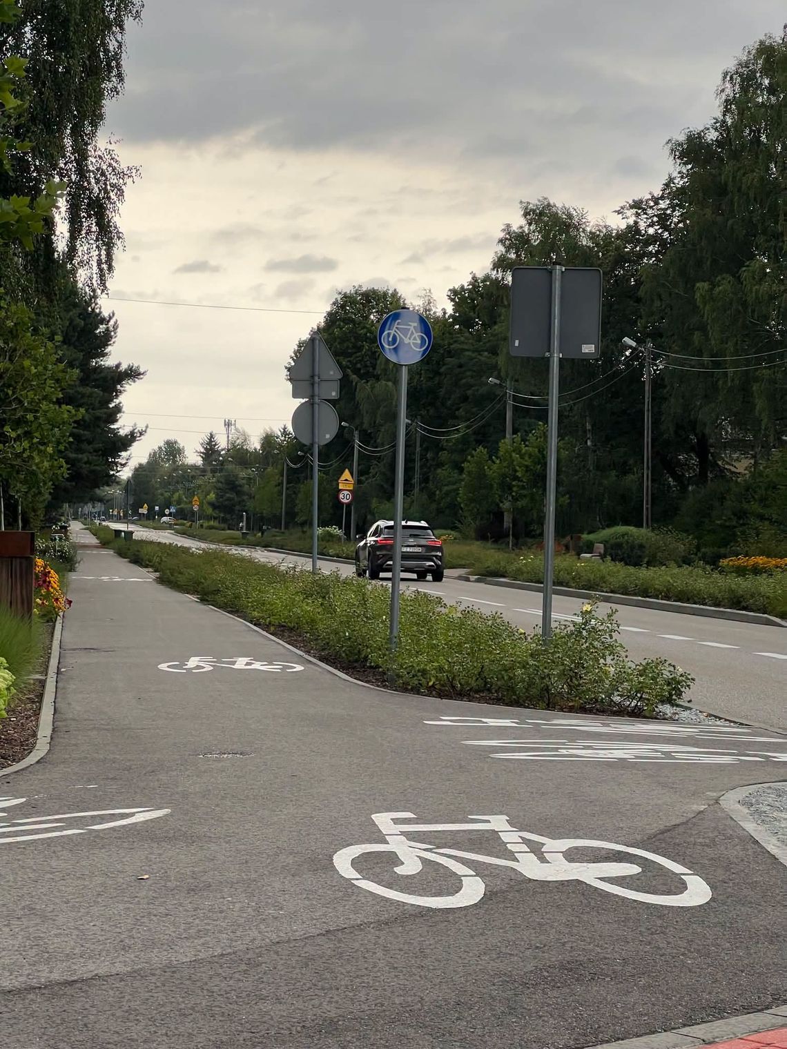 Znikną słupy i kable nad ul. Szkolną w Michałowicach Znikną słupy i kable nad ul. Szkolną w Michałowicach