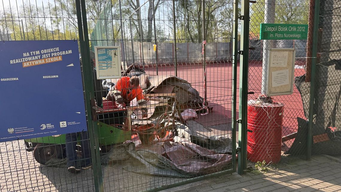 Zniszczone auta i chemia w powietrzu. Skandal na Orliku w Milanówku! Zniszczone auta i chemia w powietrzu. Skandal na Orliku w Milanówku!