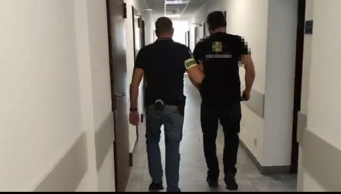 Zuchwała kradzież w sklepie! 42-latek śledził ofiarę i ukradł portfel z pieniędzmi