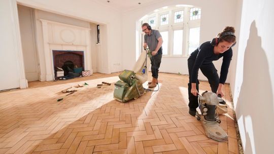 Usługi parkieciarskie, cyklinowanie podłóg i schodów