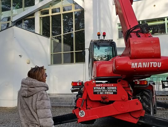 Prace na dachu szkoły w Podkowie Leśnej