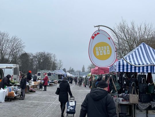 Mroźny poranek na targowisku w Pruszkowie