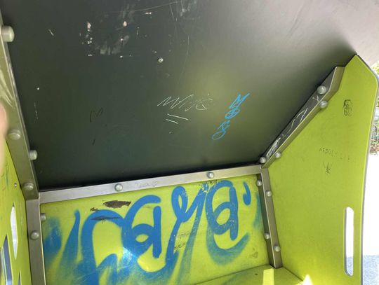 Plac zabaw przy ul. Bolesława Prusa zniszczony przez bazgroły!