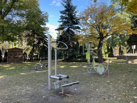 Nowa siłownia pod chmurką przy „Jedynce”! Uczniowie z Brwinowa mogą ćwiczyć na świeżym powietrzu