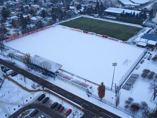 Obecny stadion Pogoni Grodzisk zimą. Tak dziś wyglądają maszty oświetleniowe [GALERIA ZDJĘĆ]
