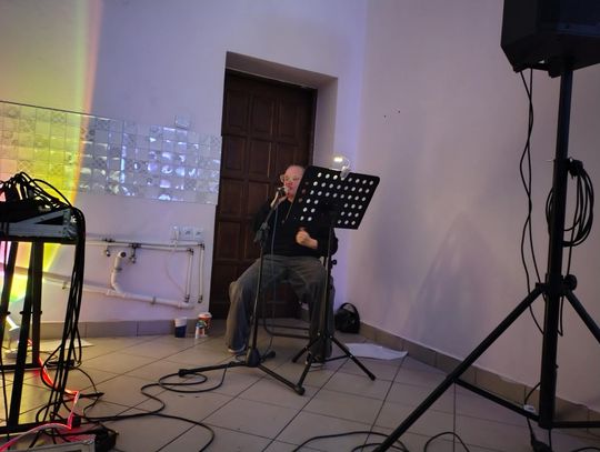 Instalacja świetlna i dźwiękowa z okazji 85.rocznicy likwidacji grodziskiego getta Instalacja świetlna i dźwiękowa z okazji 85.rocznicy likwidacji grodziskiego getta