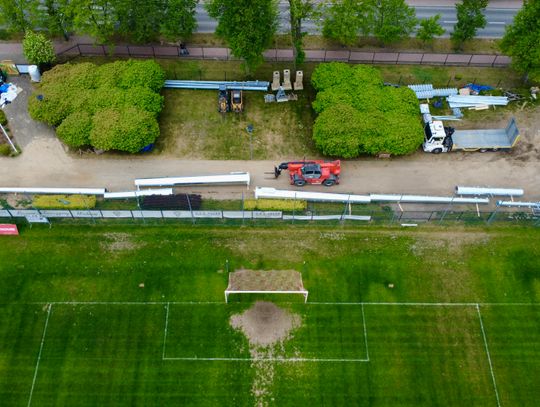 Ruszył montaż oświetlenia na stadionie Pogoni Grodzisk. Maszty już przy boisku [GALERIA ZDJĘĆ]